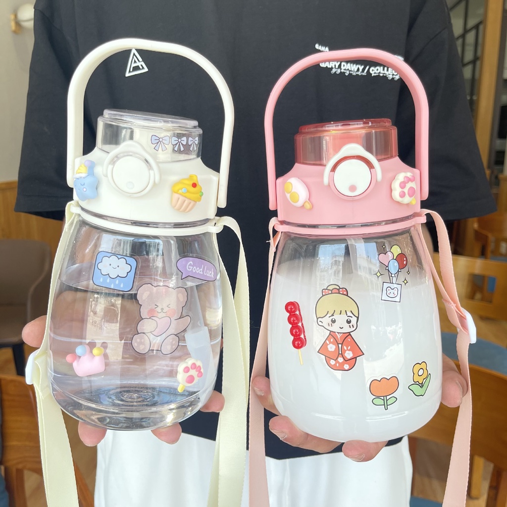 Bình Nước 1300ml Kèm Dây Đeo Và Sticker Đáng Yêu , Tiện Lợi