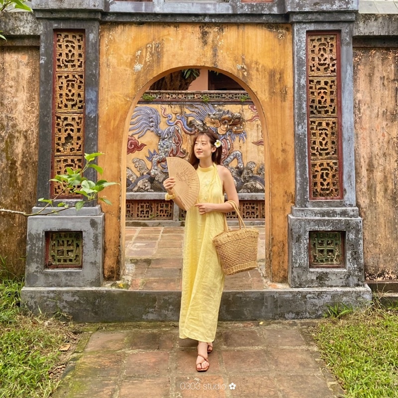| 0303 studio | Đầm linen thêu hoa cổ yếm Ý Thơ - phiên bản truyền thống cổ đứng - Ý Thơ - đầm yếm nữ - váy yếm nữ