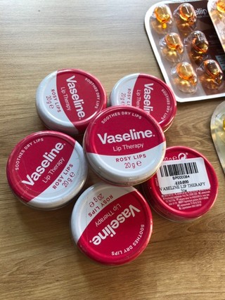 DƯỠNG MÔI VASELINE 3 MÀU