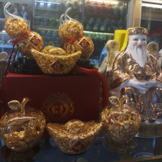 Nén vàng, táo vàng, hồ lô vàng ban thờ thần tài
