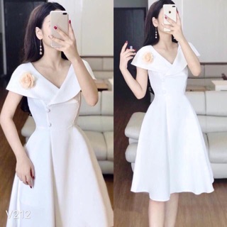 Váy trắng cài hoa