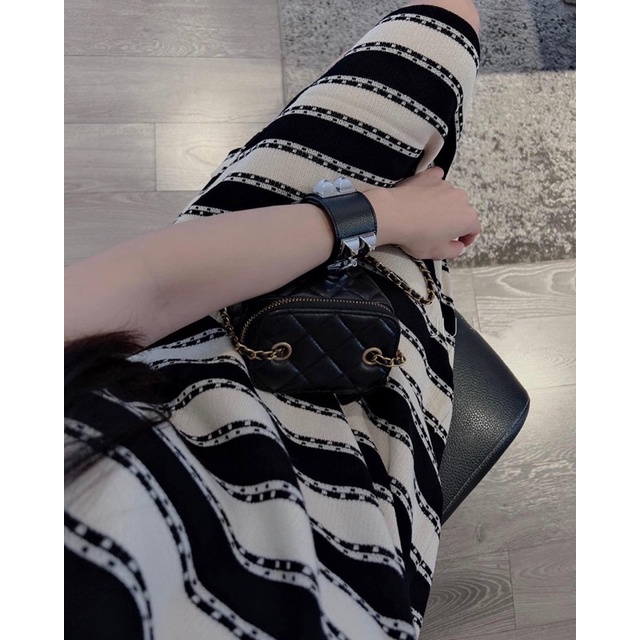 Váy len kẻ khuy vai