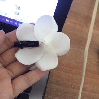 Hoa cài tóc đi biển đáng yêu