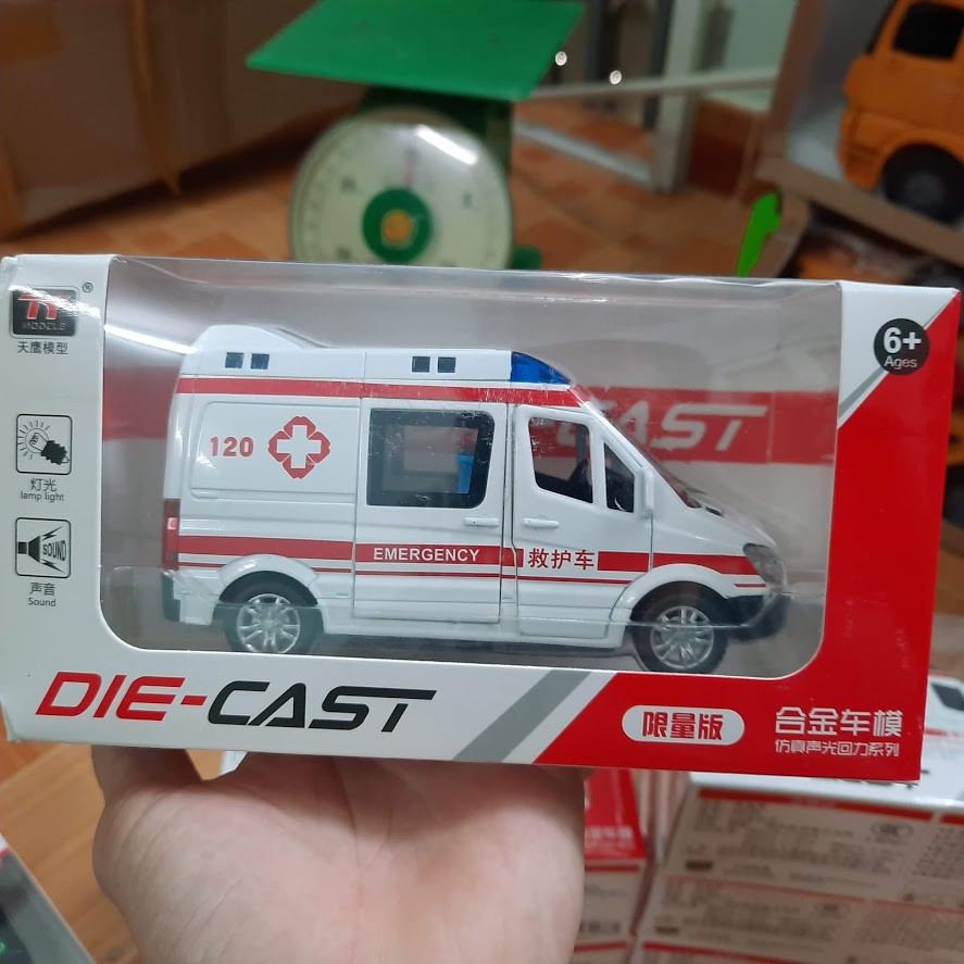 Xe đồ chơi ô tô cứu thương bằng sắt có âm thanh và đèn đồ chơi trẻ em