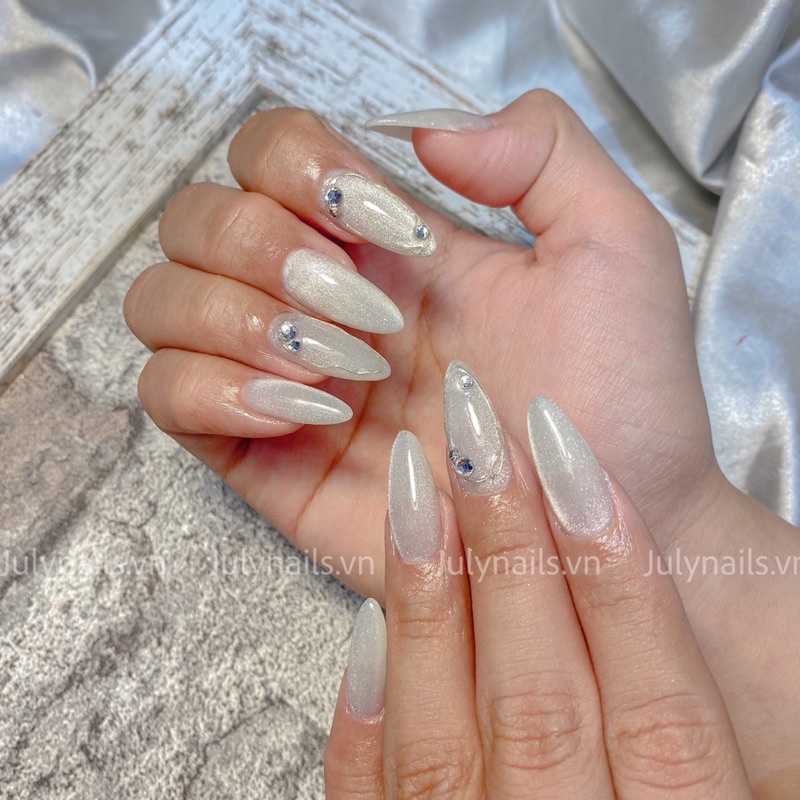 Móng úp thiết kế mắt mèo trắng gạo viền nhũ đính đá sang chảnh julynails.vn nb138