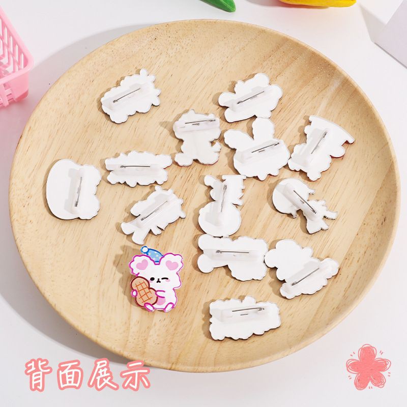 Ghim cài gấu xinh (tháo lớp keo dán trên bề mặt trước khi dùng)