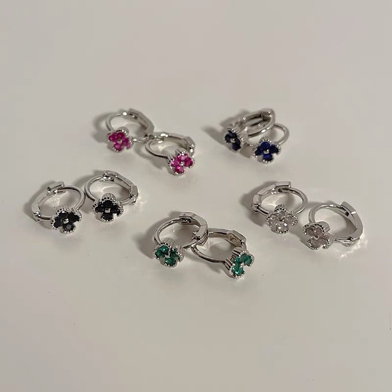 1 chiếc bông tai khoen hoa đá màu