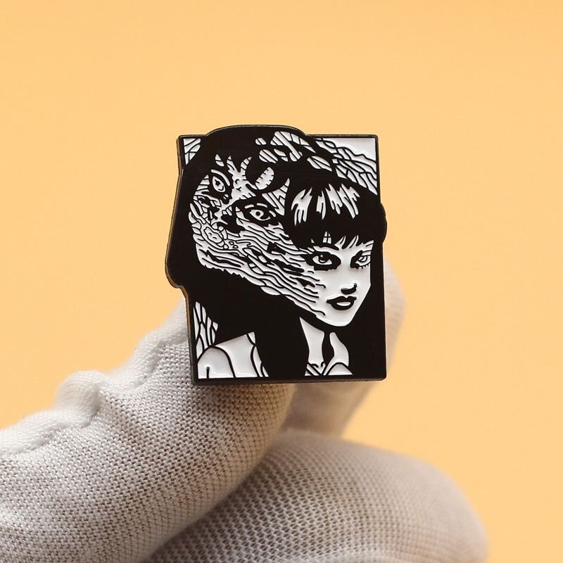 Pin cài áo manga kinh dị Tomie Uzumaki Vòng xoắn ốc Souichi Tsujii Slug Girl tác giả Junji Ito -  GC443