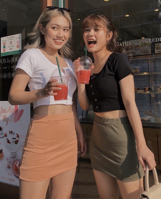 Áo croptop nút bấm đơn giản dễ phối đồ