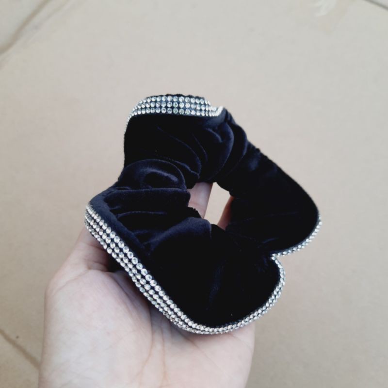 Cột tóc nhung đính soàn 3 hàng màu đen