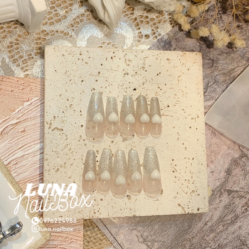 Nail box thiết kế tim trắng