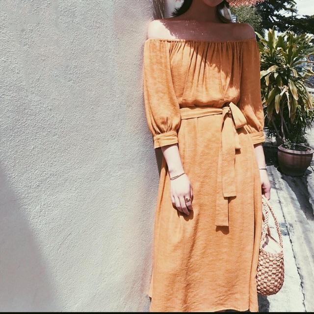 Đầm maxi trễ vai vàng