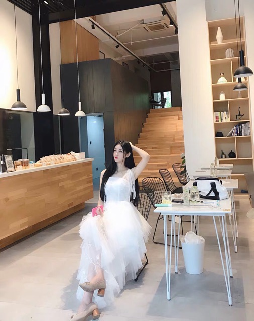 Đầm dạ hội trắng tinh khôi hai dây rằn ri