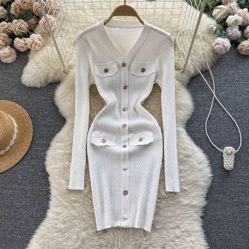 Đầm len body cổ V đính nút