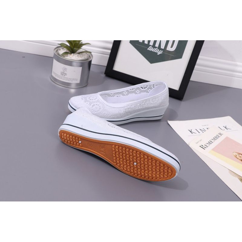 Giày lười nữ vải ren, đế cao su mềm cao 3cm đen trắng