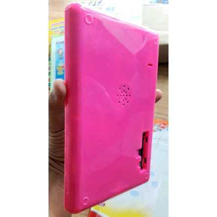 Một cái trò chơi máy tính bảng thông minh Tiếng Việt bằng nhựa dài 20 cm x ngang 15 cm tặng kèm pin