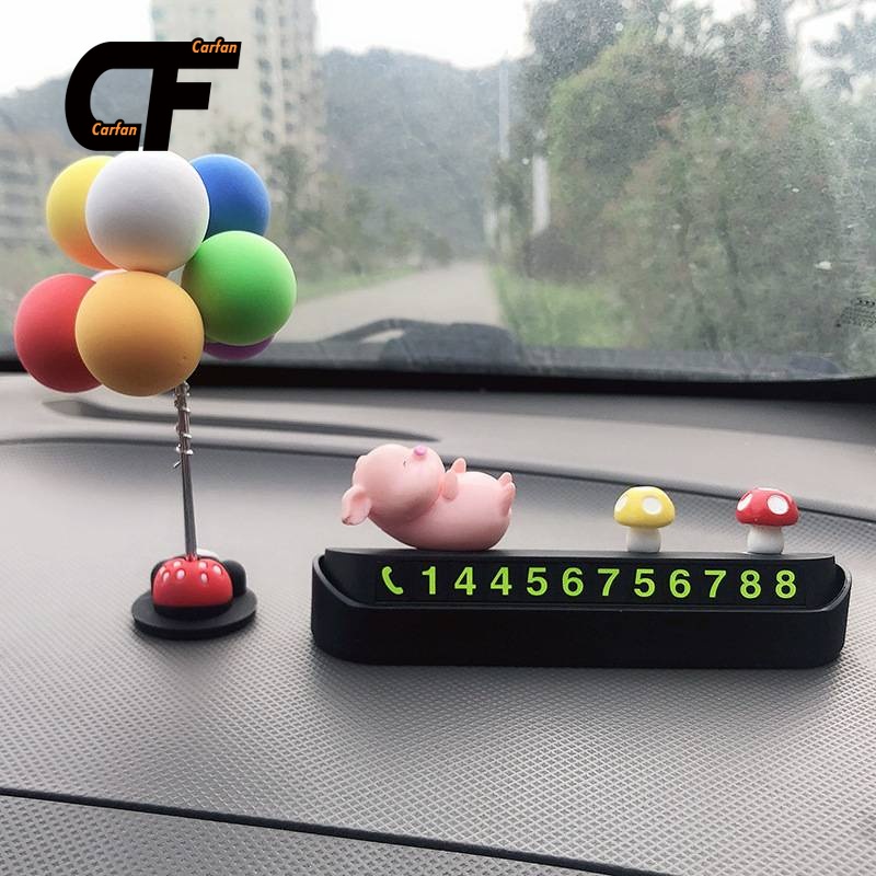 Biển số điện thoại được đặt trên táp lô xe hình cây xương rồng dễ thương