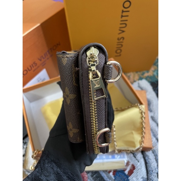 Túi xách điện thoại di động LV CHAIN 2022