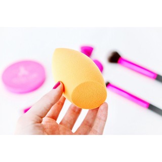 Mút tán kem nền Real Techniques Miracle Complexion Sponge