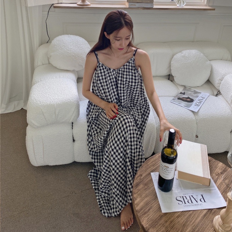 Đầm hai dây IELGY dáng chữ A cổ chữ V họa tiết kẻ sọc trắng đen thời trang cho nữ