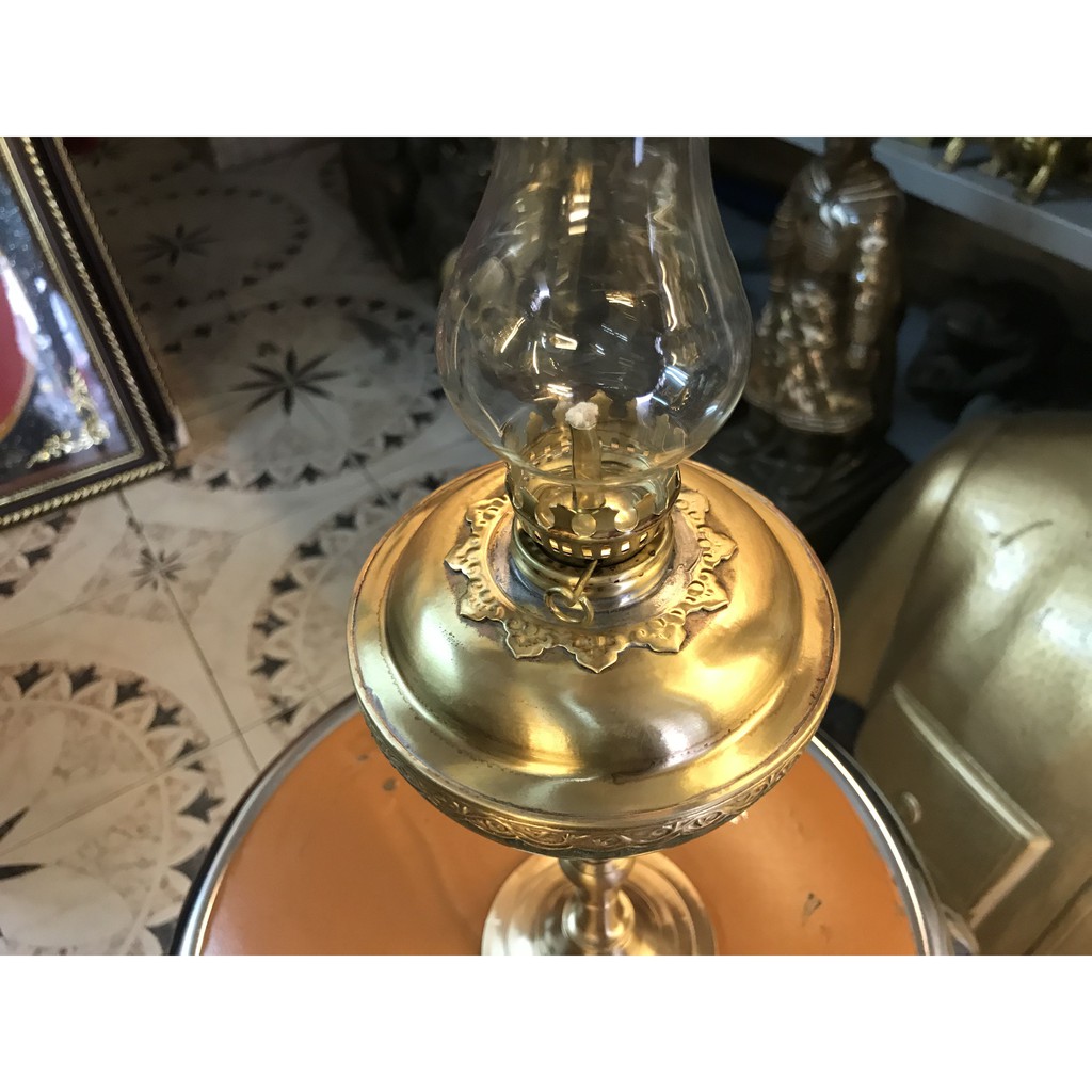 Đèn dầu bằng đồng, chứa dầu bằng đá xanh và đỏ
