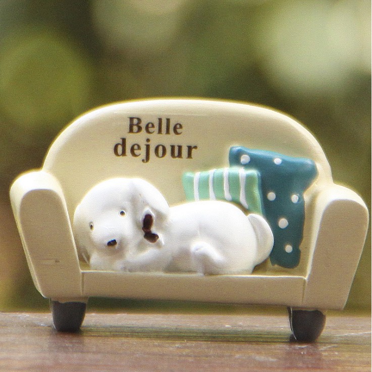 Mẫu mô hình chó trắng nằm trên sofa cỡ lớn trang trí tiểu cảnh, bonsai, DIY