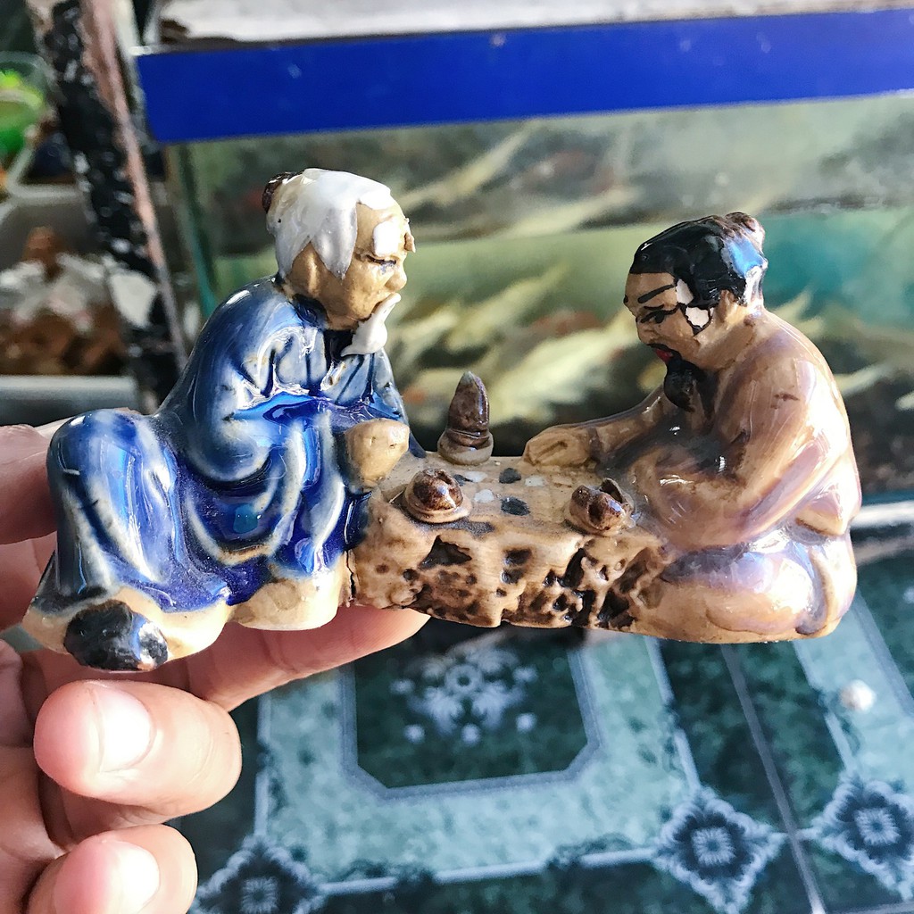 HAI ÔNG ĐÁNH CỜ TRANG TRÍ HỒ CÁ NON BỘ DÀI 13CM RỘNG 4CM CAO 7CM