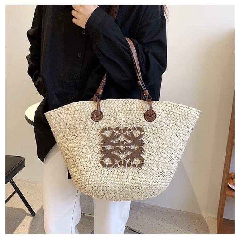 Túi cói đi biển dây da đeo vai hình thang loeeve mẫu mới thời trang