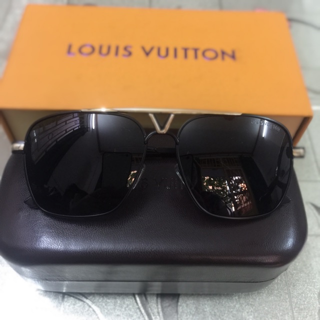 Mắt kính nam.