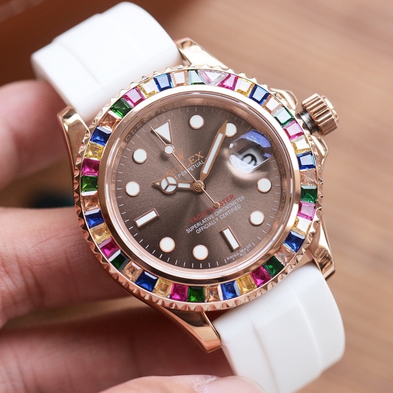 Đồng hồ dòng Rolex Yacht-Master được trang bị bộ chuyển động cơ tự động Citizen 8215 hoàn toàn mới, với nhẫn kim cương m