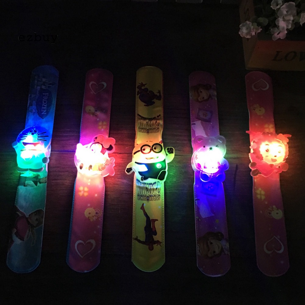 Vòng đeo tay gắn hình hoạt hình có đèn LED phát sáng
