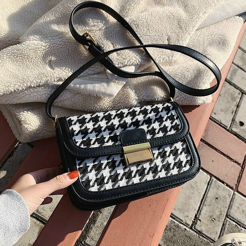 Túi đeo chéo vải vân hoạ tiết karo zíc zắc