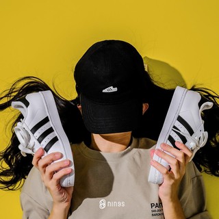 Giày hiệu Adidas Super Star tem vàng