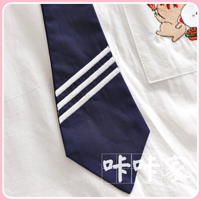 Áo sơ mi cravat 3 sọc túi thêu 2 mèo