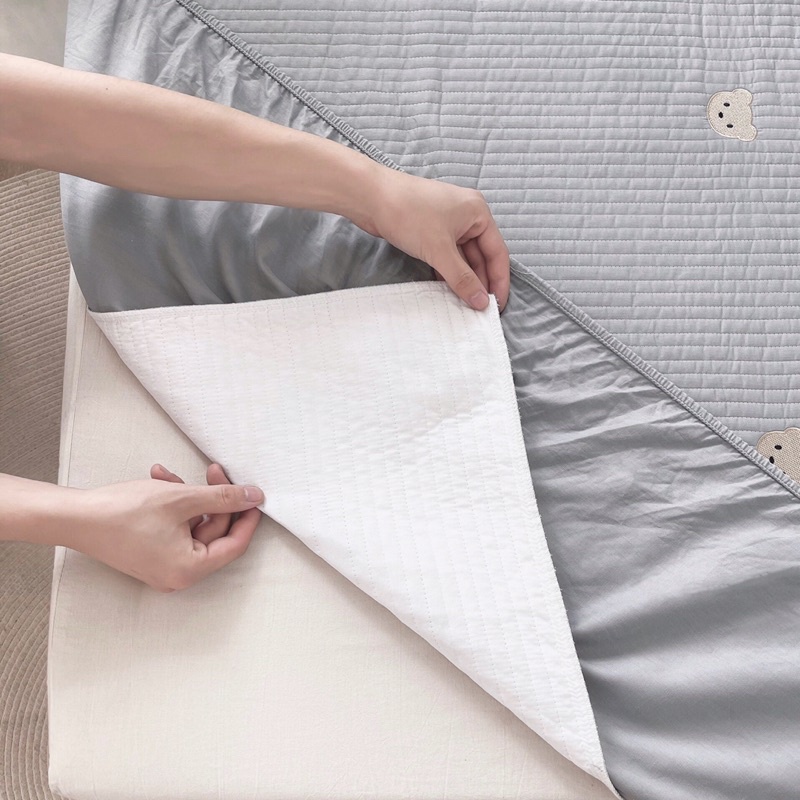 Bộ ga giường, ga giường trần bông thêu gấu chất COTTON LINEN cao cấp, trần dày, hình thêu siêu nét - BỐN MÙA BEDDING