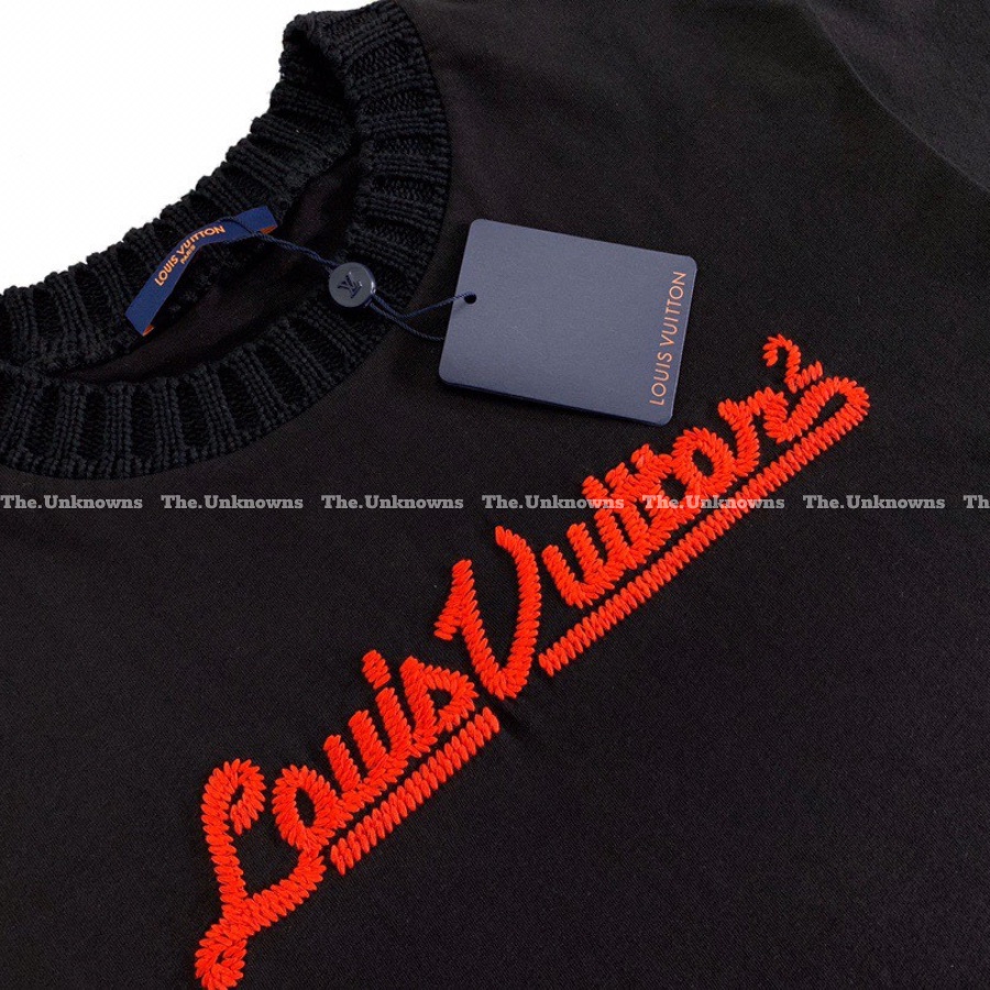 ⚡️[Hight Quality] - Áo Tee Luon Vuitton EMBROIDERED MOCKNECK TEE Chữ Thêu Cao Cấp, Áo Thun LV cổ bo full túi tag