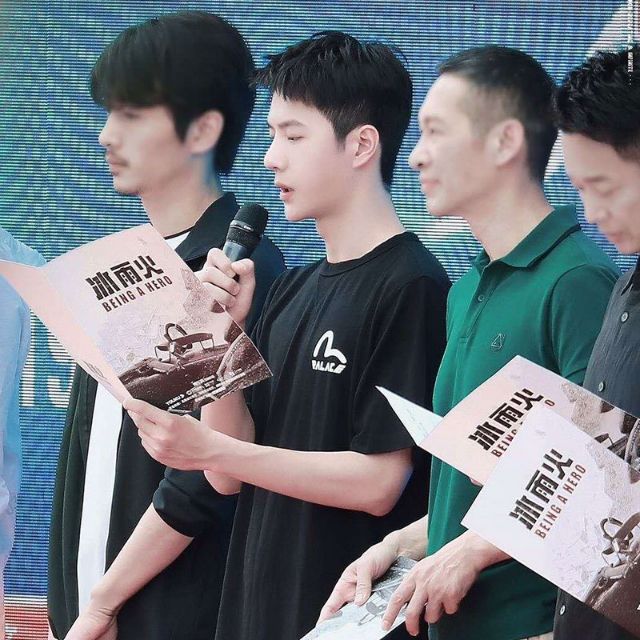 Áo Thun Đen Vương Nhất Bác, Yibo