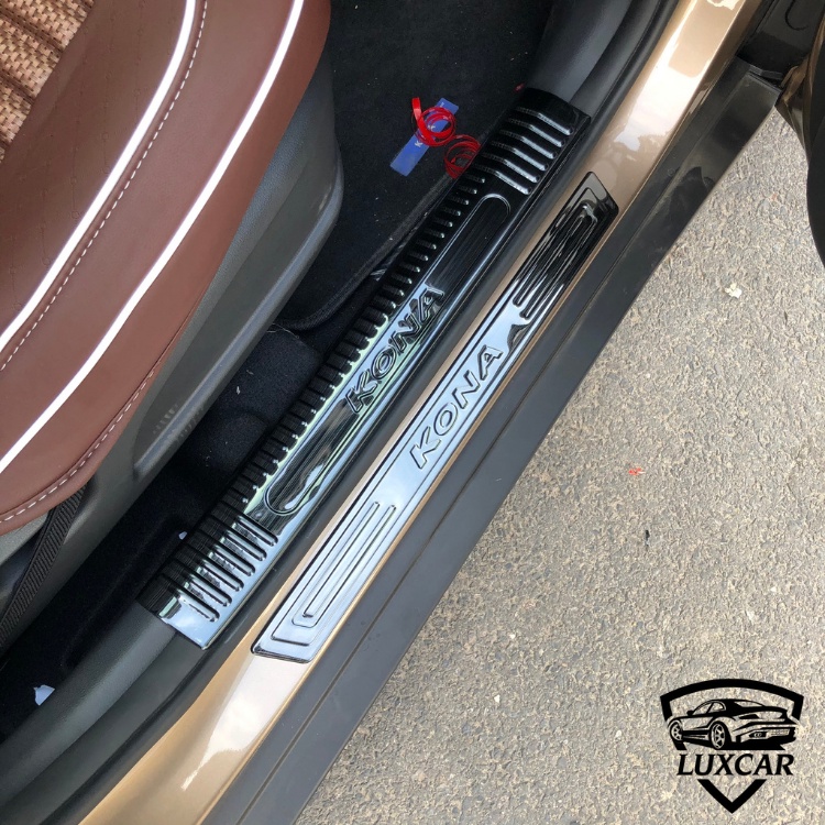 Ốp bậc cửa xe HYUNDAI KONA | LUXCAR chất liệu INOX-TITAN cao cấp
