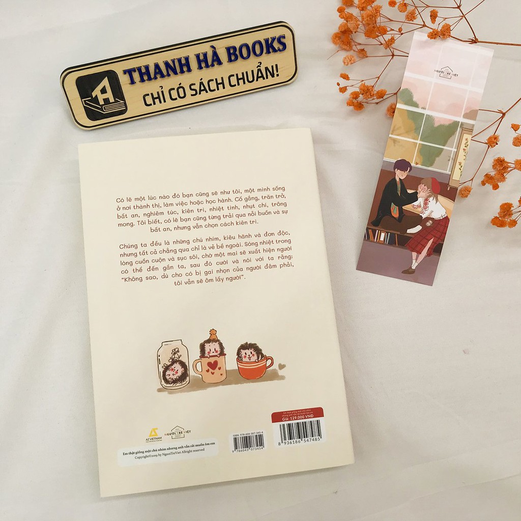 Sách - Em Thật Giống Một Chú Nhím, Nhưng Anh Vẫn Rất Muốn Ôm Em (Kèm Bookmark)