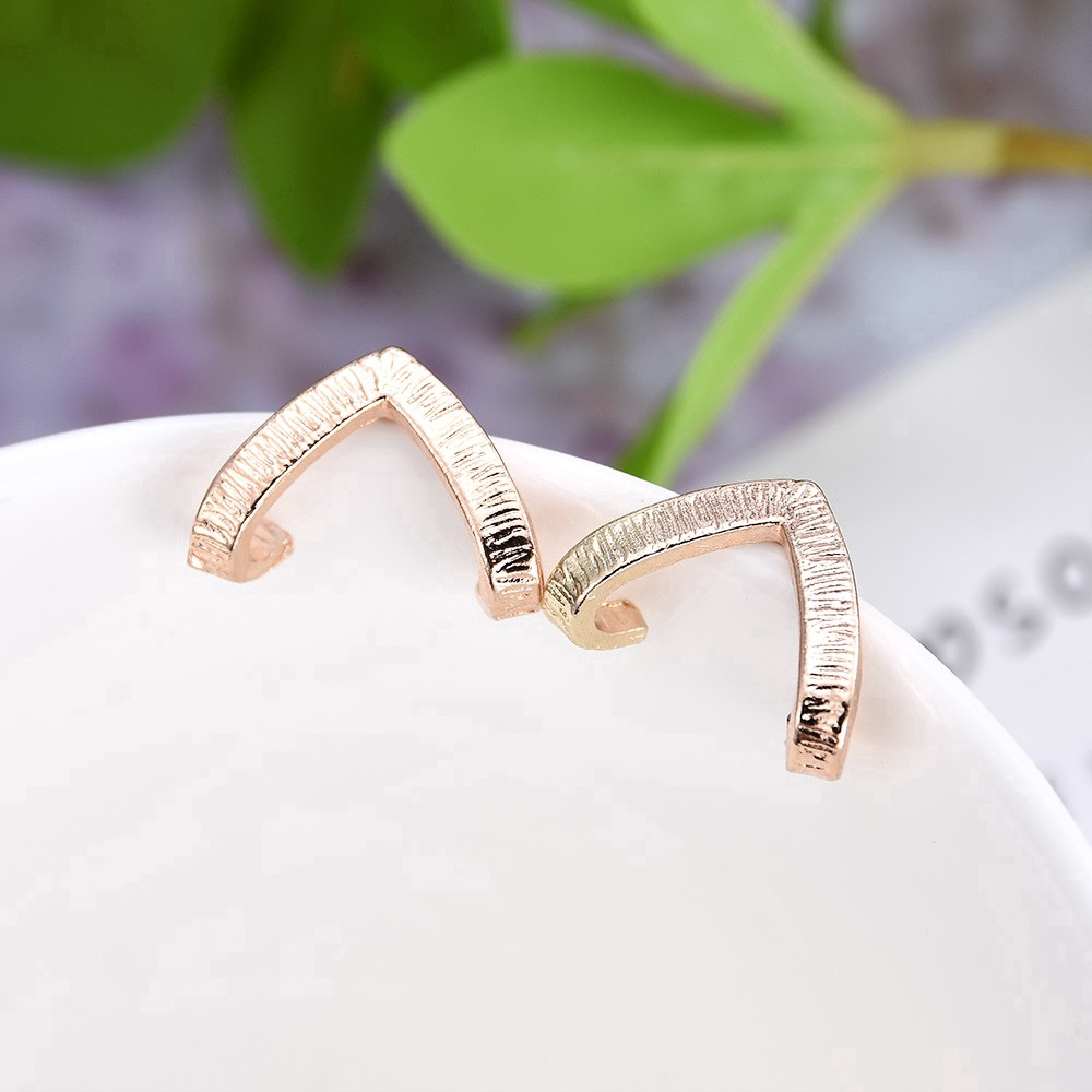 Khuyên tai nữ hình chữ V thời trang Hàn