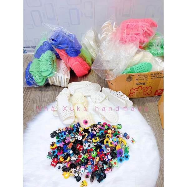 Dép tổ ong có stiker dễ thương cho bé