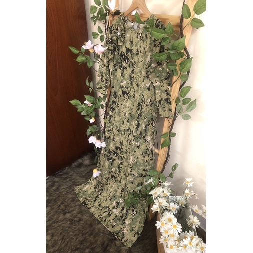 Áo dài xanh rằn ri đính hoa lụa