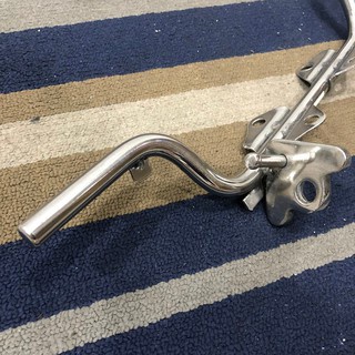 Gác chân trước inox gắn wave dream cub.