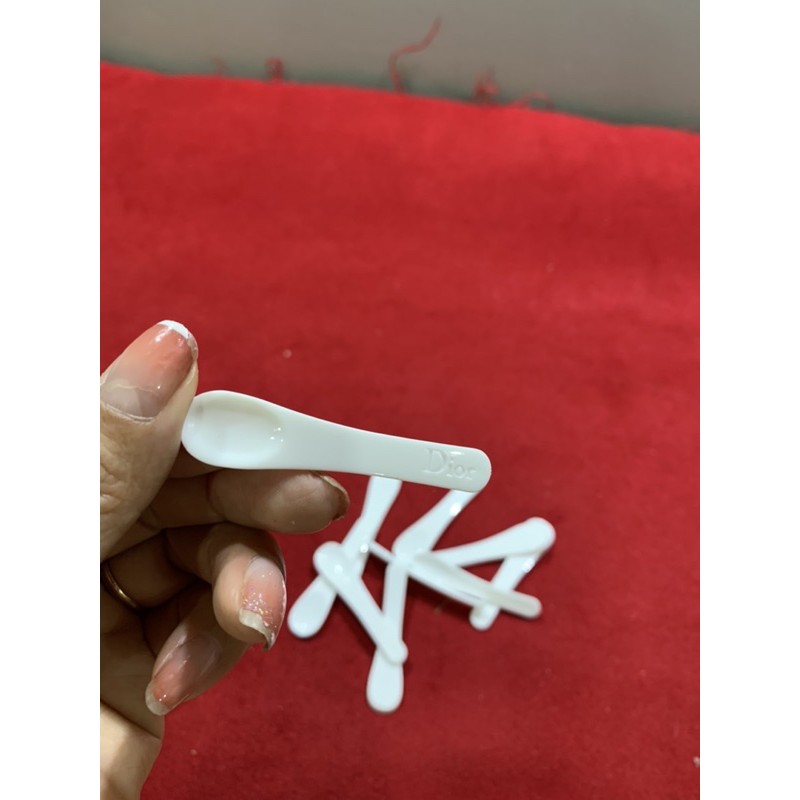 MUỐNG MÚC, BÔI  KEM DƯỠNG DI.OR AU