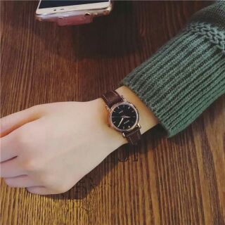 Đồng hồ nữ dây da mặt tròn D23