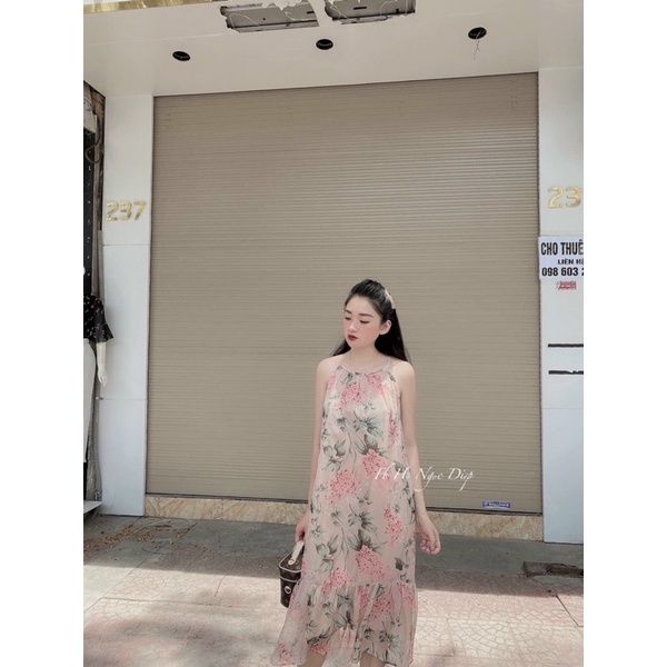 Váy hai dây von lụa bầu.
