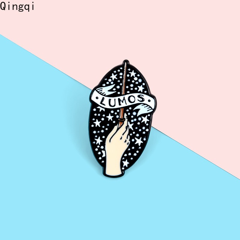 Ghim cài áo Miss Zoe hình đũa phép Lumos