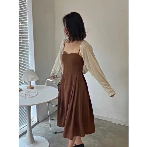 Set váy 2 dây nâu xoè cup ngực dáng dài và áo khoác trắng mỏng croptop