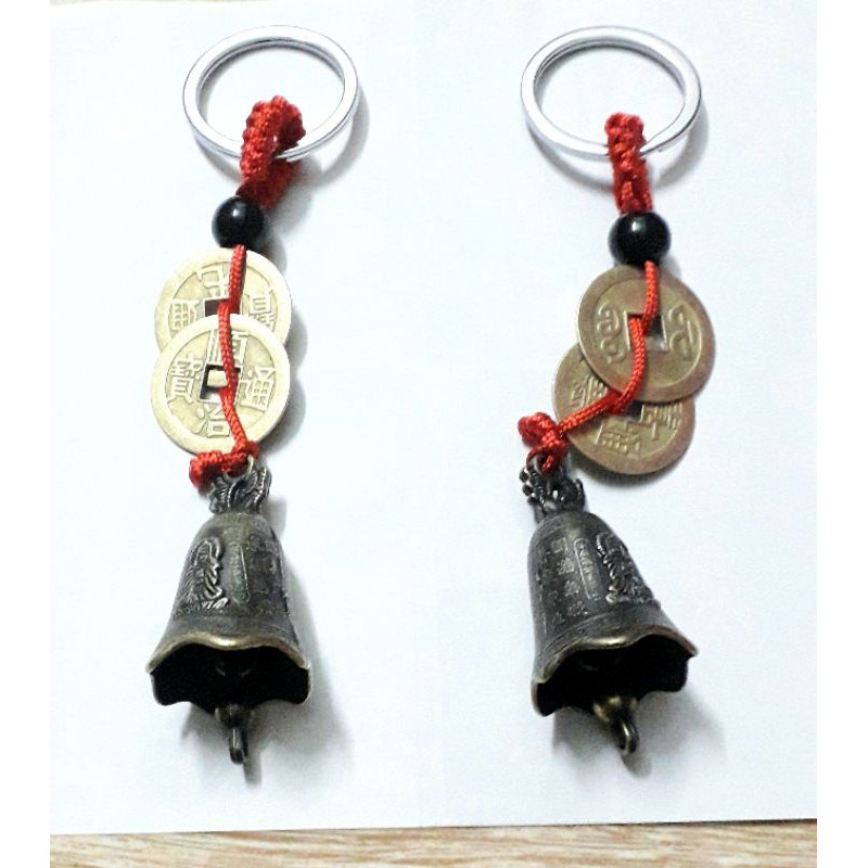 Một chiếc móc khóa hình chiếc chuông bằng đồng và 2 đồng xu may mắn bằng đồng rất đẹp