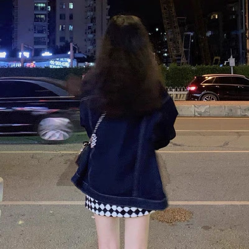 Áo khoác bò nam nữ phong cách hiện đại trẻ trung hợp mọi lứa tuổi